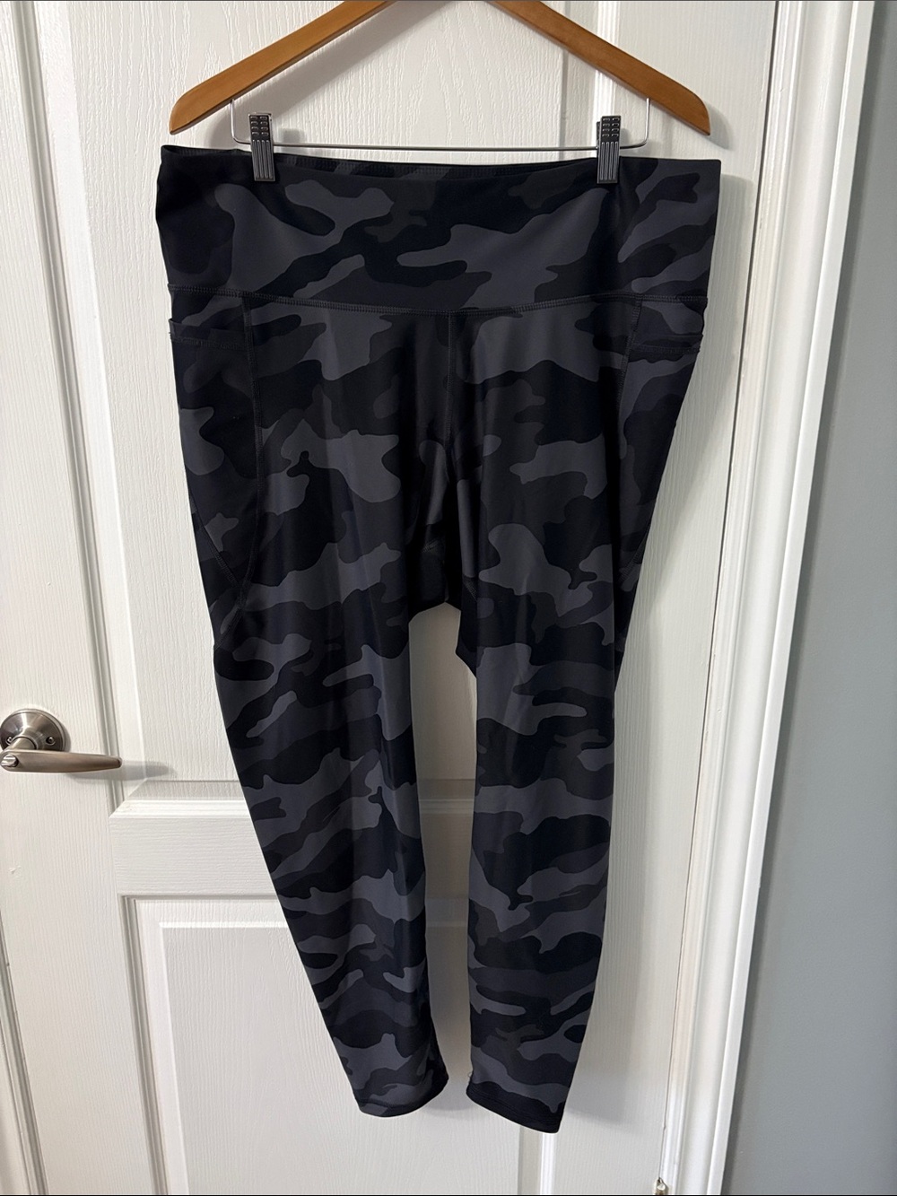 Old Navy Black & Gray Camo Leggings
